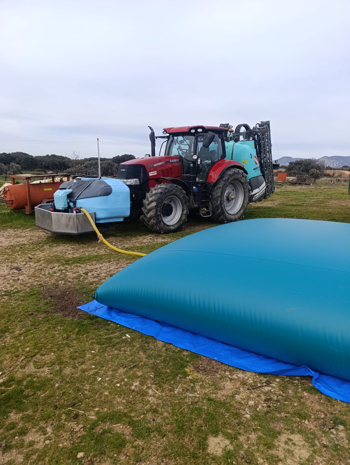 Depósito lleno abasteciendo maquinaria agrícola