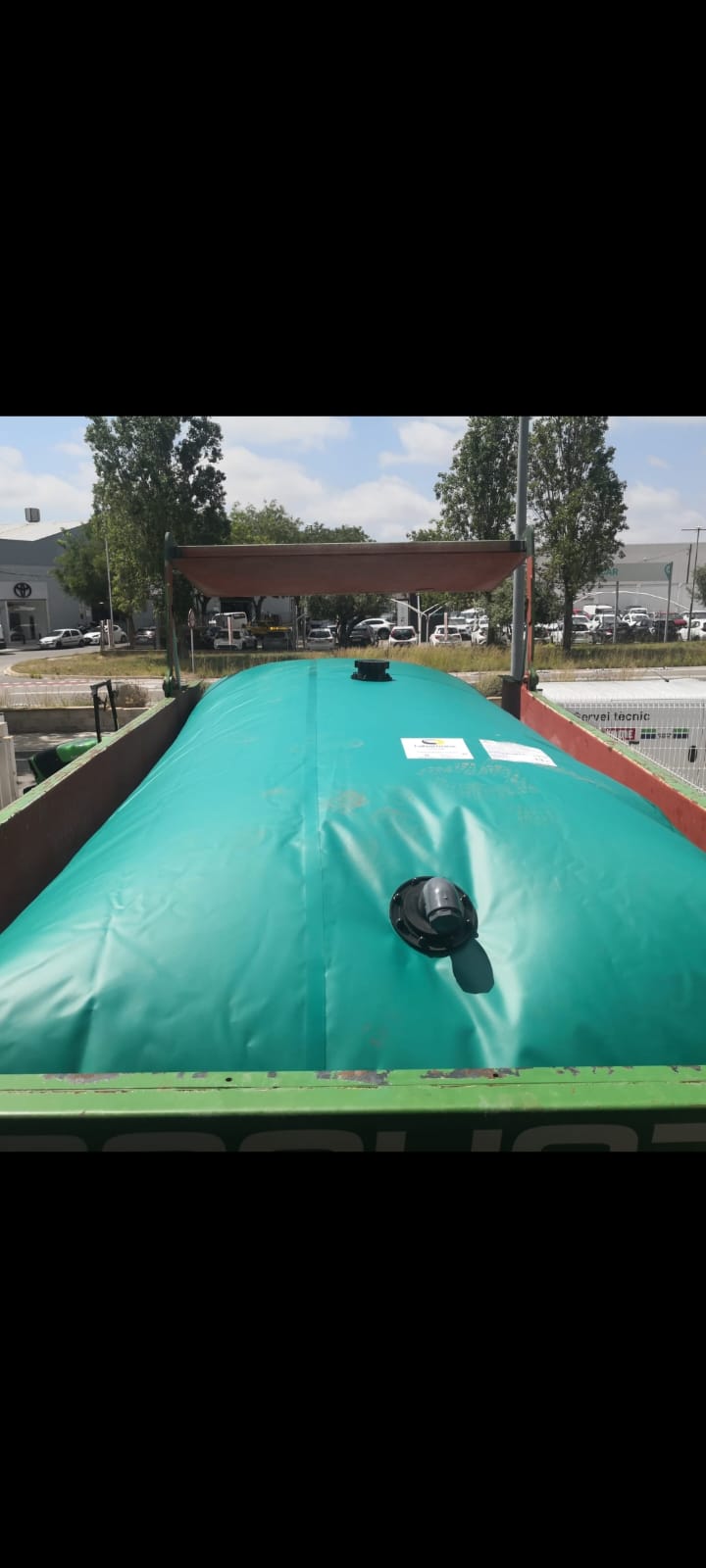 Depósito flexible lleno y en uso