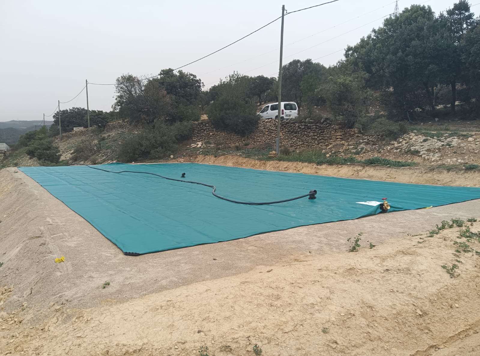 Depósito instalado en una balsa de hormigón