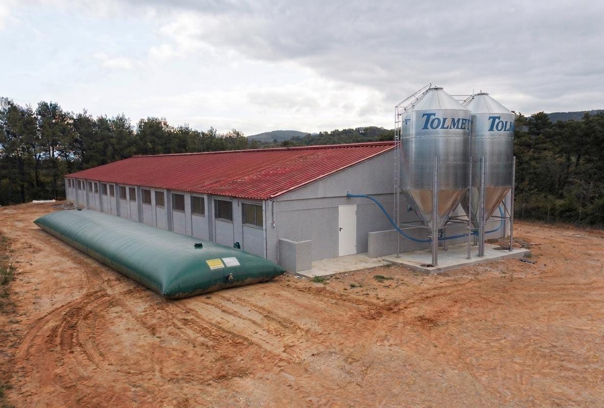Depósito flexible Agrotank 1000 instalado junto a una granja